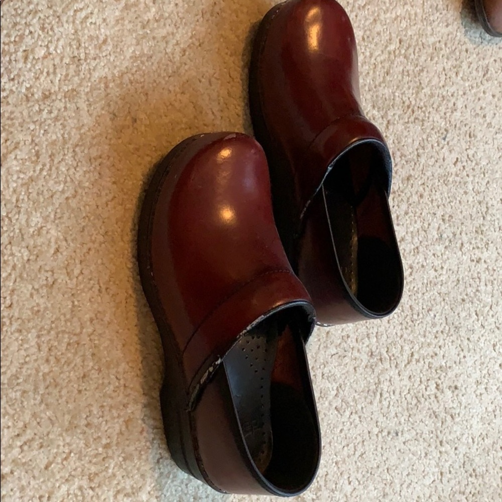 Burgundy danskos